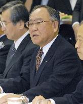 Labor chief, business community head spar over higher wages