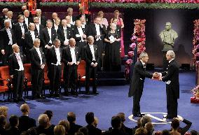 2 Japanese chemists honored at Nobel ceremony