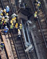 Cable-supporting posts collapse in Tokyo