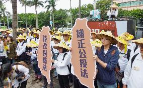 Protesters form human chain outside Taiwan's parliament