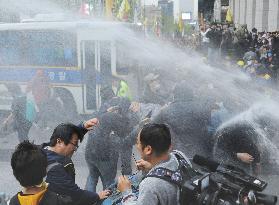 Protesters, riot police clash in Seoul