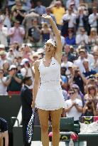 Sharapova reaches Wimbledon last eight
