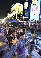 2,000 people perform Bon dance in Osaka, breaking Guinness record