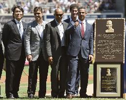 Matsui joins ceremony to retire ex-teammate Posada's No. 20 jersey