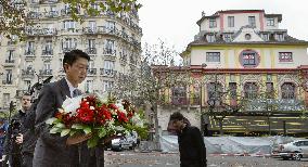 Japanese official pays tribute to Paris attack victims