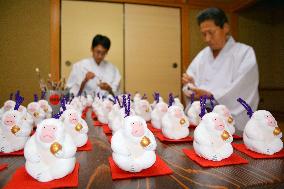 Osaka shrine prepares monkey-shaped clay bells for New Year