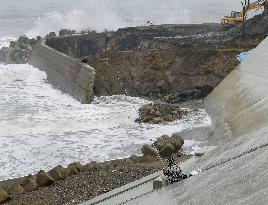 Giant coastal levee in response to quake-tsunami in Japan