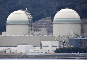 Utility begins work to halt Takahama reactor following court order