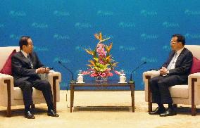 Japan's Fukuda talks with Chinese Premier Li in Boao