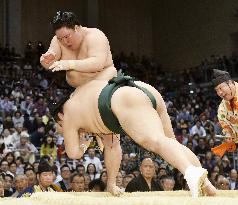 Sumo: Goeido's yokozuna promotion chances fade with 2nd defeat