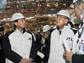 JAL Chairman Inamori, Pres. Onishi visit hanger at Haneda