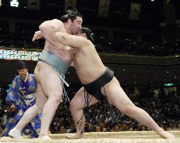 Yokozuna Asashoryu remains unbeaten at summer sumo