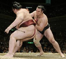 Hakuho, Kotooshu still in front at summer sumo