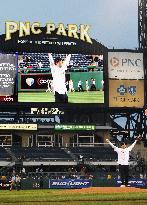Japan PM Hatoyama throws 1st pitch at MLB game