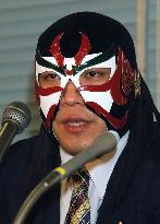 Masked wrestler attends Iwate assembly for 1st time since electi