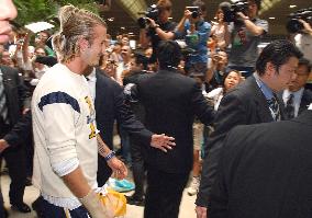 (2)David, Victoria Beckham leave Japan