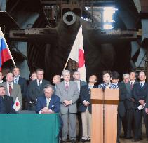 Kawaguchi visits Russian nuke sub-dismantling site