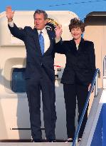 (1)Bush arrives in Tokyo