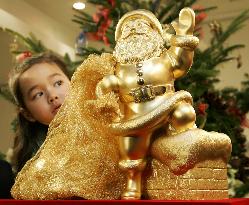Pure gold Santa Claus statues unveiled