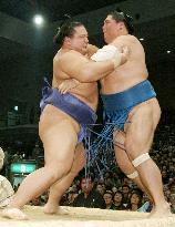 Kaio beats Tamanoshima at Kyushu sumo