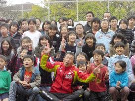 Japan comedian Hazama visits school Istanbul