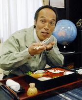 Comedian-turned-governor goes to Miyazaki office for 1st time