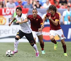 Kagawa of Manchester United carries ball against Roma