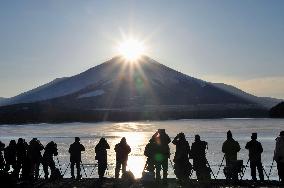 Camera buffs, tourists shoot 'Diamond Fuji' from lakeside