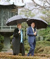Abe, Merkel visit museum in Tokyo