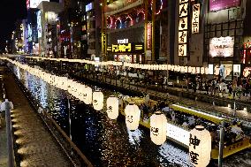 1,300 lanterns illuminate Osaka riverside as summer festival starts