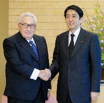 Abe, Kissinger share views on Japan-U.S. ties, N. Korea nuke iss