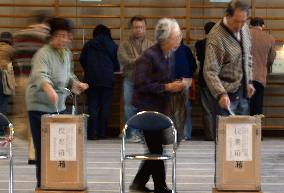 (1)Voters cast ballots in general election