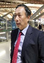 Hon Hai chairman makes direct offer to revive Sharp