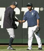 Tanaka, Aoki chat before game