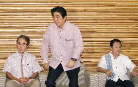 Ministers wear Okinawa shirt to promote "Cool Biz" campaign