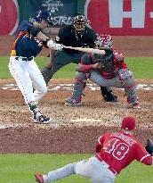 Aoki tallies 2,000 career hits