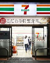 Seven-Eleven tests shorter opening hours