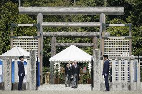 Japan emperor visits imperial mausoleum