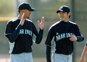 Mariners' Iwakuma at spring training