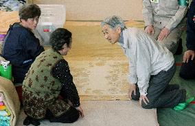 CORRECTED Imperial couple visit disaster-hit Miyagi Pref.