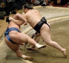 Yokozuna Asashoryu remains unbeaten at summer sumo