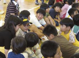 Iraqi boy visits primary school in Shizuoka Pref.