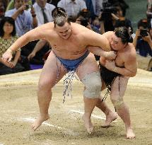 Harumafuji beats Baruto