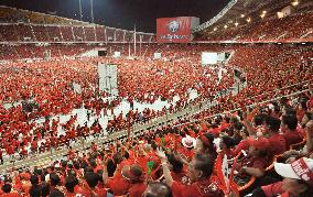 Supporters of gov't and Thaksin rally in Bangkok