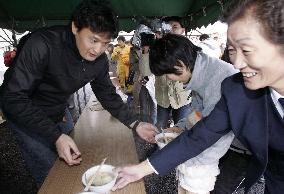 Takanohana serves bowls of ''chanko'' to quake victims