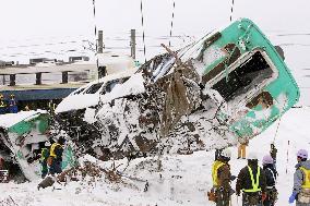 Rescuers resume search for victims under crashed train cars