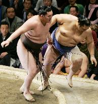 Asashoryu, Hakuho moving toward inevitable battle