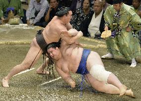 Haukho beats Aoiyama at autumn sumo tournament