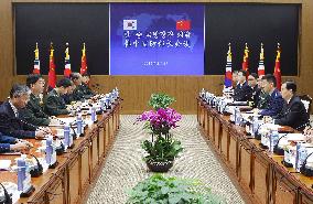 S. Korean, Chinese defense ministers hold meeting in Seoul