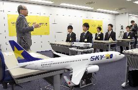 Bankrupt Skymark Airlines holds welcome ceremony for new employees